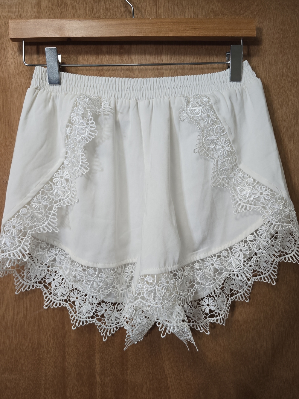 Tobi White Crochet Lace Trim Silky Short Elastic Shorts Boho Chic Sz Medium